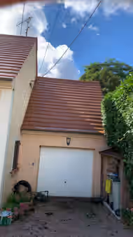 Le même toit de garage, tuiles dégagées et gouttière nettoyée
