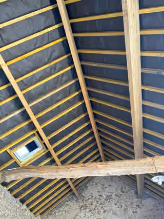 Intérieur de combles, écran sous-toiture et liteaunage posés sur la charpente